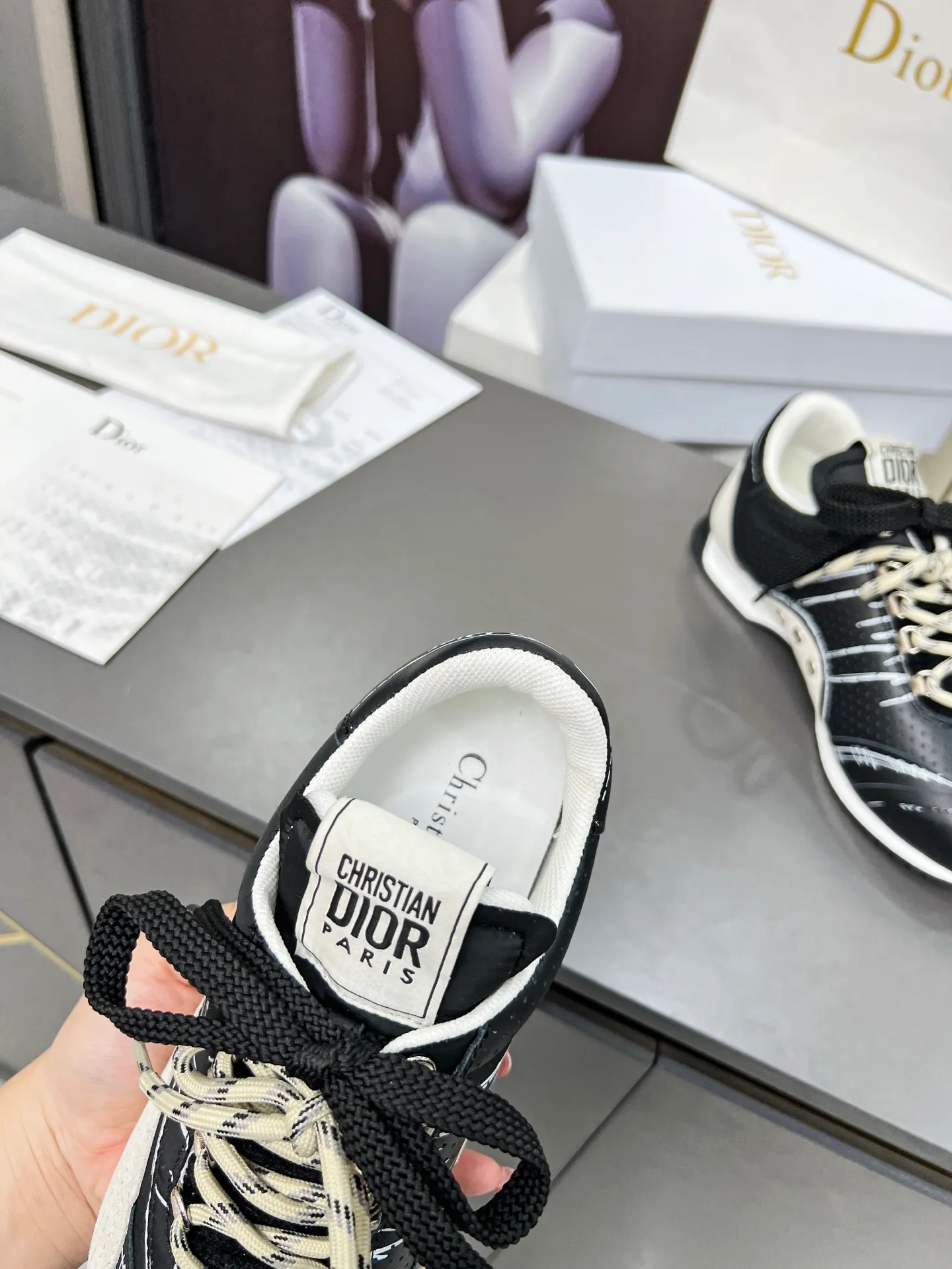 Black men's shoes 💰540 This D-Sketch sneaker is a new product of the 2025 spring and summer ready-to-wear series❤️‍🔥❤️‍🔥❤️‍🔥❤️‍🔥, highlighting the classic retro aesthetics. Crafted from gold-toned crinkled sheepskin and gold-toned laminated calfskin 🌹🌹🌹, it features beige suede calfskin panels and double laces. The side is decorated with a handwritten Christian Dior Men's Shoes 💰aris logo🎆🎆🎆, while the heel and tongue are embellished with Christian Dior Men's Shoes 💰aris logo panels and plaques. Paired with two-color thin rubber soles, they look more refined. Size: 35~41 (men’s model is currently available). Color: black, white, gold, silver.